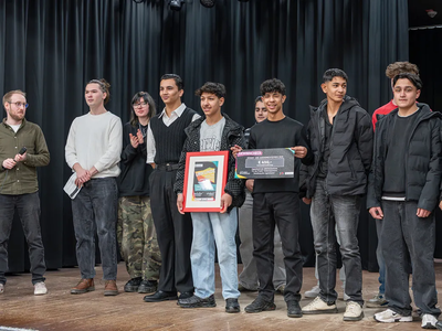 Preisübergabe auf der Bühne im Lehe-Treff | © AWO Bremerhaven / Simone Hryzyk Gruppenfoto von den Jugendlichen auf der Bühne | © AWO Bremerhaven / Simone Hryzyk