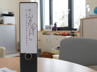 Aktenorder mit den Protokollen der Sitzungen | © AWO Bremerhaven / Simone Hryzyk Aktenordner mit der Aufschrift "Kinderparlament" | © AWO Bremerhaven / Simone Hryzyk