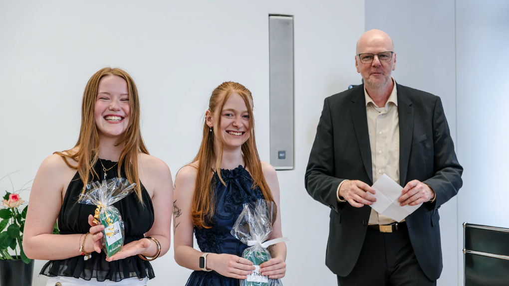 Laura Piorek und Joyce Abraham wurden als Kursbeste für ihre besonderen Leistungen während der Ausbildung ausgezeichnet. Beide erhielten als Anerkennung für ihren Einsatz ein besonderes Präsent.