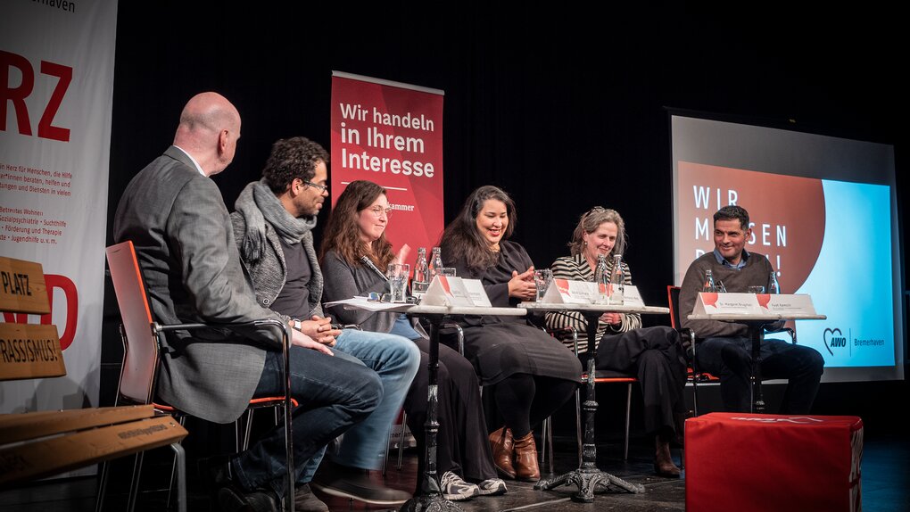 Podiumsdiskussion über Rassismus: AWO Geschäftsführer Eckart Kroon, Michael Mindermann, Astrid Bormann, Ikram Errahmouni-Rimi, Dr. Margaret Brugman und Fuat Kamcili (von links).         | © AWO Bremerhaven/Simone Hryzyk