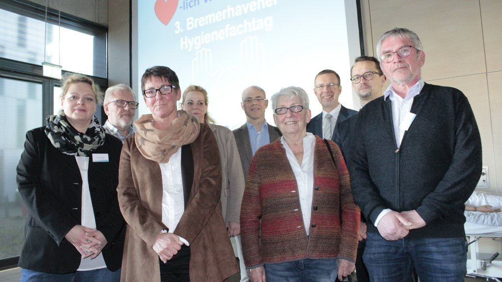 Im Bild von links Silke Rupietta (Auxilium), Siegfried Lückens, Martina Brennecke (Fa. Nonne) Stephanie Bartsch-Korneffel, Dr. Carsten Sand, Stadträrin Brigitte Lückert, AWO-Geschäftsführer Siegmar Weegen, KBR-Pflegedirektor Dr. Witiko Nickel und Frank Strupeit.