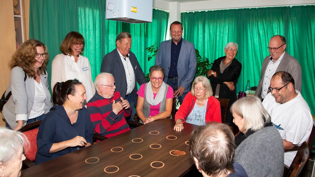 Im Bild stehend von links mit Bewohner*innen des Lotte Lemke-Hauses: Heike Bülken (AWO Fachbereichsleitung Pflege), sitzend Anja Kempf (Fischereihafen Business Club), Einrichtungsleitung Doris Völkel, AWO Vorsitzender Dr. Uwe Lissau, sitzend Martina Buchholz (FBC), Timo Hilgeland (Vorsitzender FBC), Sybille Böschen (AWO Vorstand), Thorsten Schulz (Wespa) sowie Betreuungskraft Marko Detje. | © Thomas Krüger / AWO Bremerhaven