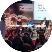 Das Foto zeigt die Bühne und Gäste der Podiumsdisskusion "Wir müssen reden"